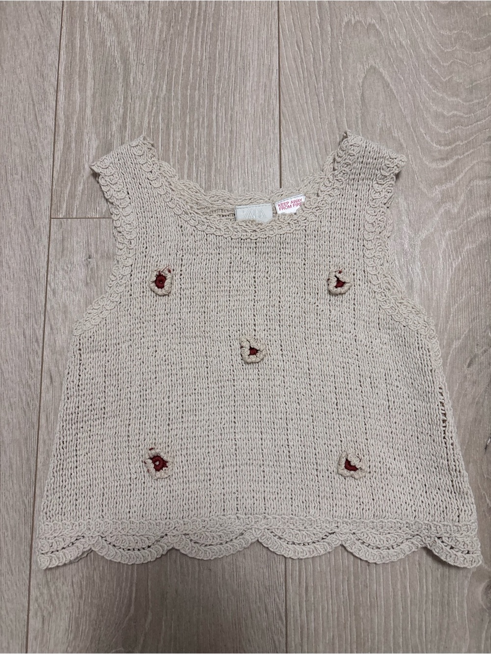 Zara Cream Knit Girls' Tank Top with Scalloped Hem and Red Floral Details